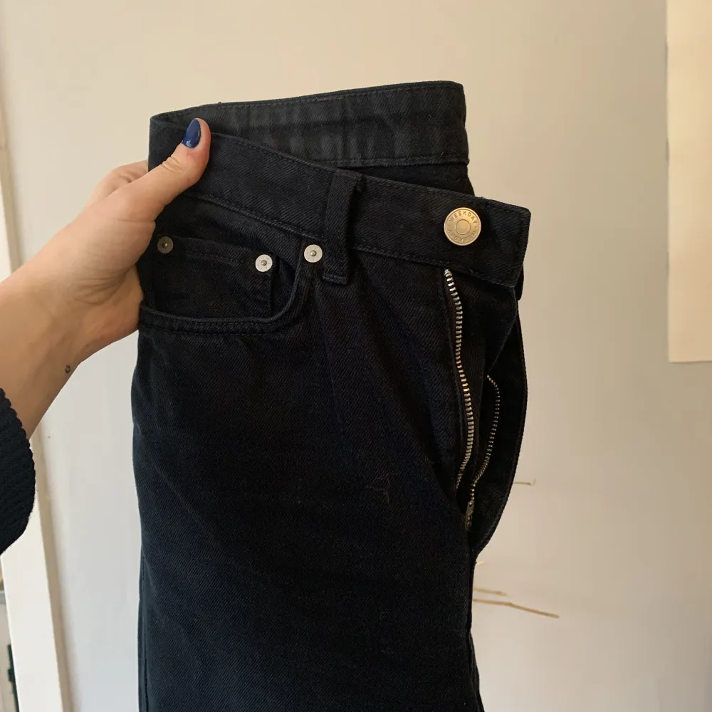 Svarta weekday row jeans i strl w27/l33 . Jeans & Byxor.