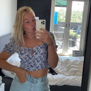 Topp - Din blommig topp från HM. Använd en gång! Jättefint skick🥰Storlek M🫶🏼