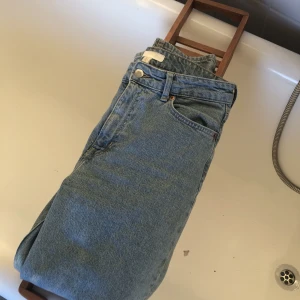 Snygga momjeans  - Högmidjade blå fina jeans, som nya. Storlek 38 Säljer pga de är en storlek för stora… :(
