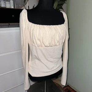 Helt ny topp - Helt ny topp från bubbelroom, lappen är fortfarande kvar. Storlek L men passar även en M. Jättesöt verkligen. 