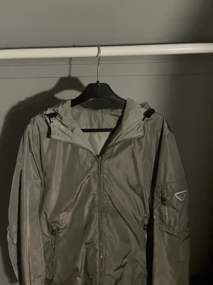 Prada jacka - En Prada grå vårjacka säljes   Storlek S men passar även M  Det går även att vända jackan in och ut