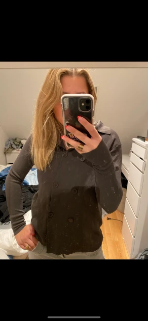 Unik mörkgrön tröja/kofta  - Superfin både som kofta och även som jag har på bilden! Använd 1 gång, nypris ca 300kr, storlek M ellerS ( passar båda) 