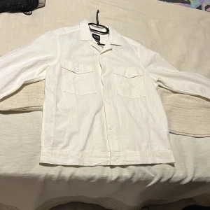overshirt  - fick den i julklapp men kunde ej ha den dom hade tyvärr inte kvittot heller för dom trodde de var min storlek inte använd nån gång
