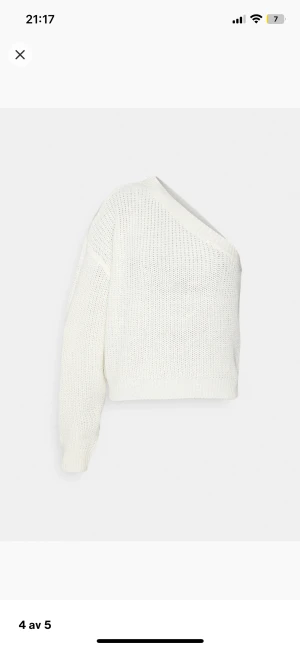 Stickad one shoulder tröja - Säljer en jätte fin stickad one shoulder tröja från zalando då jag inte andvänder den, andvönd 1 gång. Nypris:300 , mitt pris 150kr