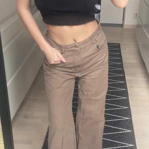 Bruna jeans i mycket fint skick från NAKD! Jag är 162 cm. Frakt tillkommer! ❤️