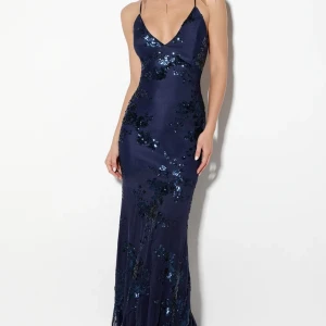 Balklänning - Säljer en helt oanvänd balklänning eftersom att jag råkat beställa 2 av samma storlek. Den kan snöras i ryggen så att man kan justera den till sin egna preferens därför skulle jag säga att det är en s/m. Priset kan självklart diskuteras, fler bilder finns