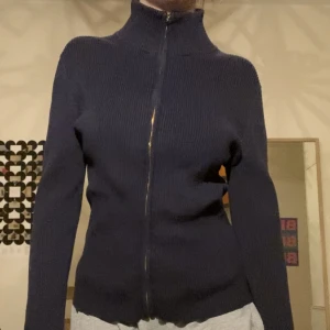 Stickad tjocktröja - Jättefin stickad mörkblå tjocktröja, dragkedjan saknar ”flärp” men fungerar som vanligt 