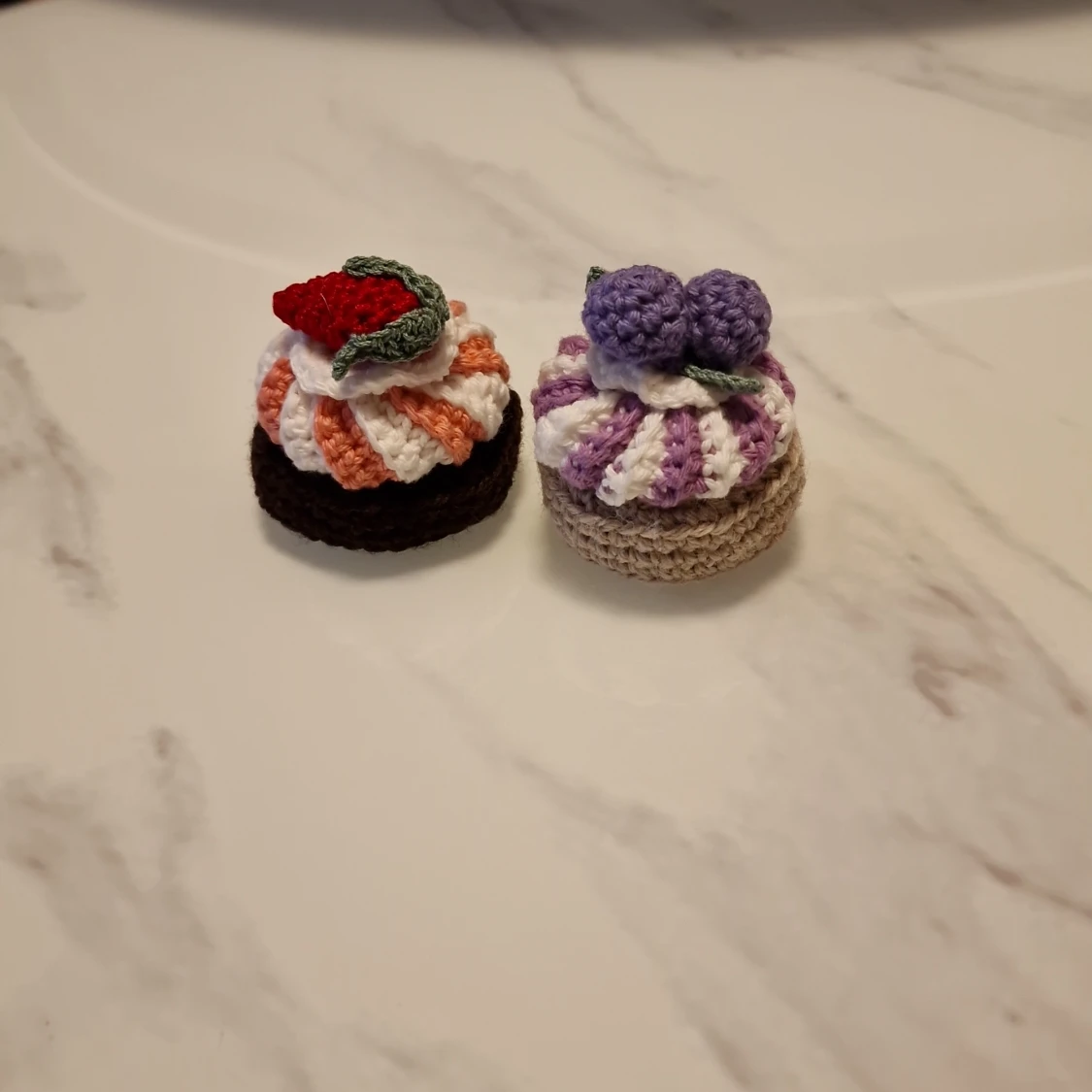 Söta små virkade bakelser