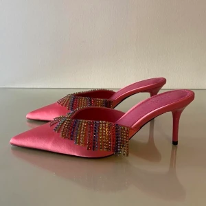 Klackar  - Rosa mules med regnbågsfärgade strass stenar   Aldrig andvända