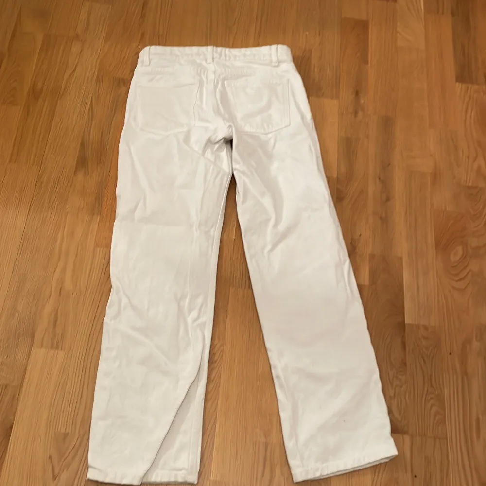 Säljer dessa lågmidjade vita jeans från Zara i storlek 32. Jättefint skick köptes 2022 är i modellen ”The indie pant.”. Jeans & Byxor.