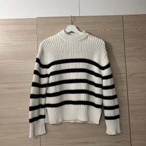 Randig stickad tröja - Från ginatricot strl xs