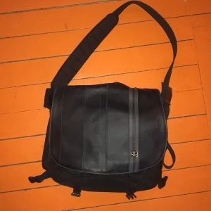 Crumpler datorväska  - ⭐️ Stor datorväska med många smarta fack! Cirka 40 • 35 cm ⭐️