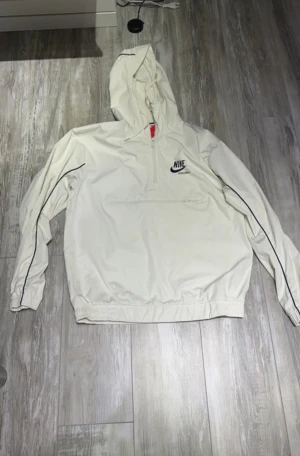 Nike jacka  - Nike jacka som är o väldigt bra skick, används inte längre och behöver en ny ägare. Storlek M