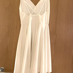 Skolavslutning/ studentklänning i storlek XS - Så söt vit klänning som passar perfekt till skolavslutning eller kanske studenten! I storlek XS, men passar även en S. Använd 2 gånger. 