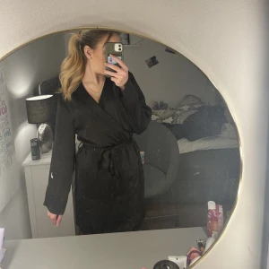 Morgonrock  - Säljer denna silkes morgonrock från H&M men kommer inte till användning.