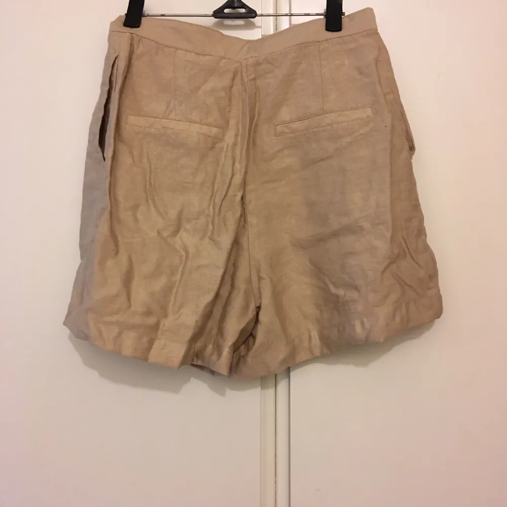 Beige shorts i svalt material . Shorts.