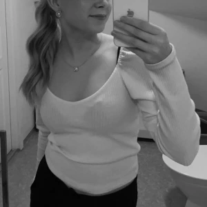 Topp - Säljer denna jätte fina topp med puffärmar, kan användas båd på vardag och på fest💕