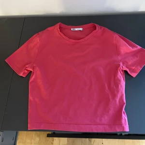 Rosa t-shirt - Korallrosa tröja från Zara. I strl S