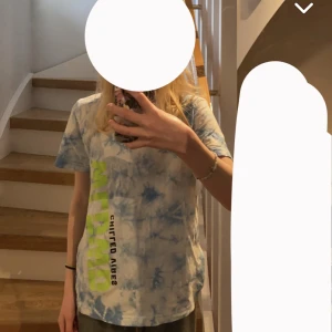 T-shirt - T-shirt med batik i vitt och blått💗. Den har också ett tryck på framsidan där det står ”WLDWD chilled vibes”. Den är i storlek 134/140. Säljs av skäl att den inte kommer till användning längre. Pris kan diskuteras💓