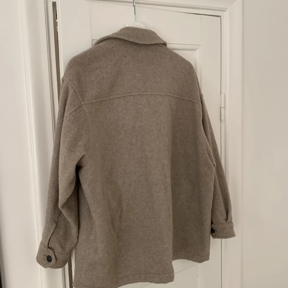 Sån fin vårjacka från zara! Beige med matta svarta knappar. Väldigt lite använd. . Jackor.