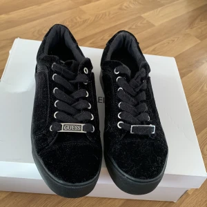 Guess - Fina Guess skor i gott skick, använda endast ett par ganger.  Storlek 36