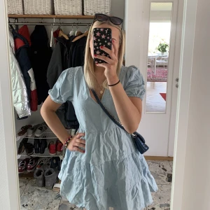 Zara klänning - Jeansklänning från Zara i storlek M men passar mig som vanligtvis är strl S, jättefint skick!💗