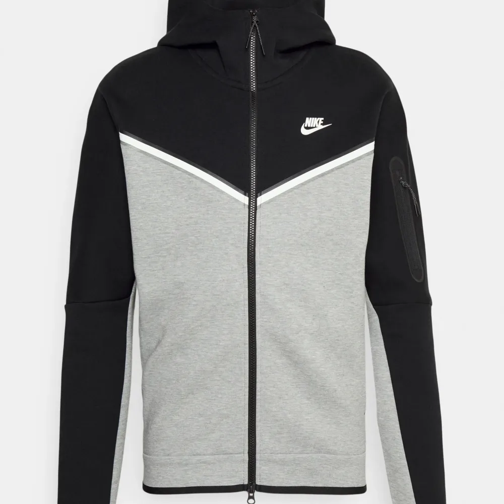 Nike tech fleece som nästan är helt ny, har används ungefär 2ggr. Storlek S i herrstorlek❤️. Hoodies.