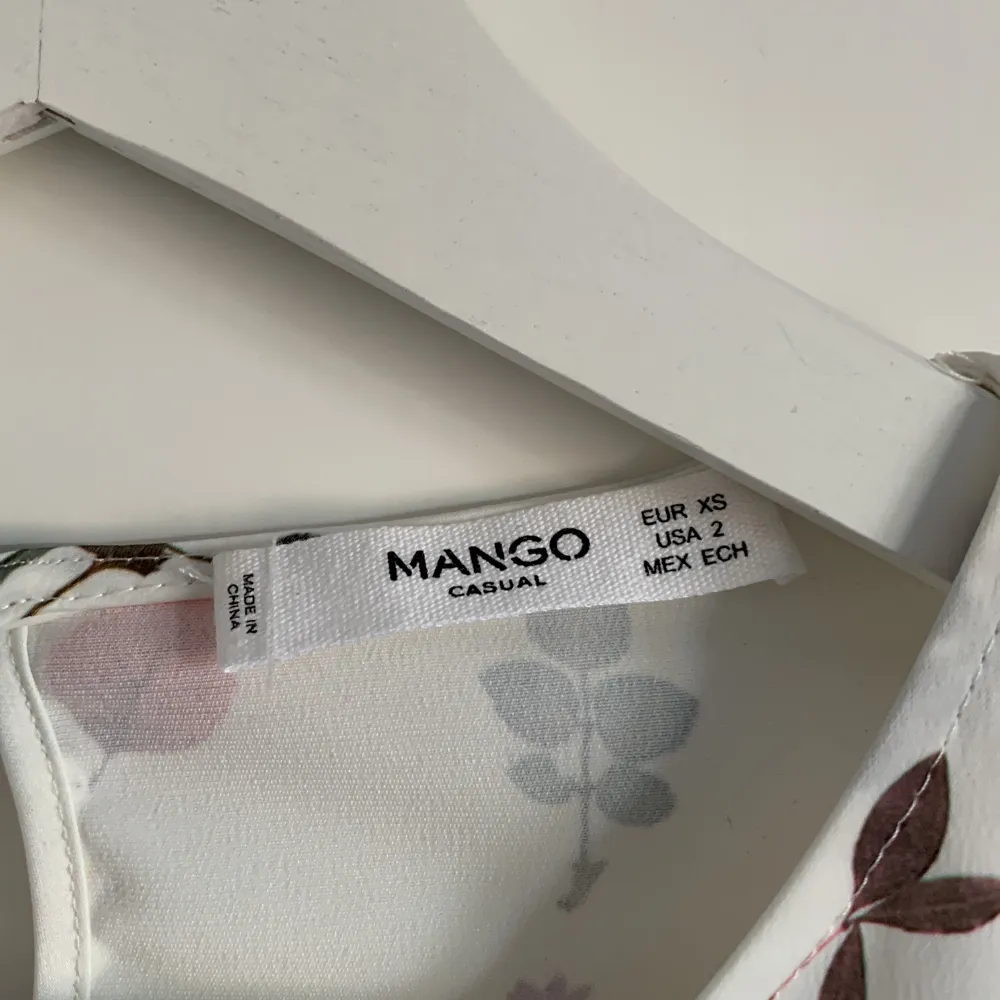 Blommig blus från Mango i storlek XS. Jättefint skick och använd ett fåtal gånger.. Blusar.