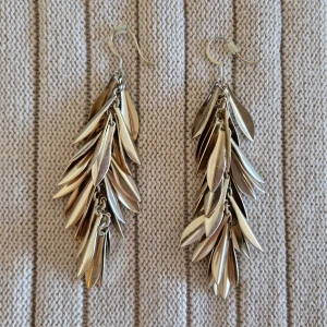 Örhängen Kardashian Kollection - Från märket Kardashian Kollection, som inte finns längre. Längd: 7cm. Örhängena har en ljus guldig färg. Vet tyvärr inte vilken specifik metall dom är gjorda utav.