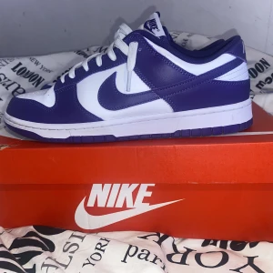 Nike Dunk low retro ’Championship Purple’  - Säljer mina dunks, då de är för små. Nästan helt nya knappt använda mycket bra skick.  Storlek EU 45/ US 11  Låda finns  Köpte de för 3500 kr och säljer för 2000. Pris kan sänkas vid snabb affär