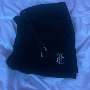 Juicy byxor - Köpte från JD sport har använt några gånger har inte användning till dom längre bra sick❤️skriv privat om ni vill ha fler bilder 