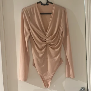 Body från bikbok - Aldrig använd, beige/rosa body