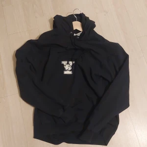 Yale college hoodie  - Yale college hoodie med små hål på framsidan. Dm för fler bilder. Pris kan diskuteras  