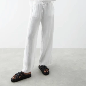 Linnebyxor  - Har dessa Linnebyxor från Ginatricot som är helt slutsålda!  Stretch i midjan!  Storlek 32, Lite för långa för mig som är 159.  Funkar som både hög och lågmidjade  Pris kan diskuteras och kan ta fram egna bilder  🤍🤍🤍🤍