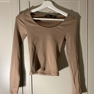 Topp - En ribbad topp i stolen XS/S💗 10/10 i skick i stort sett oanvänd! Ljusbrun/ beige i färgen