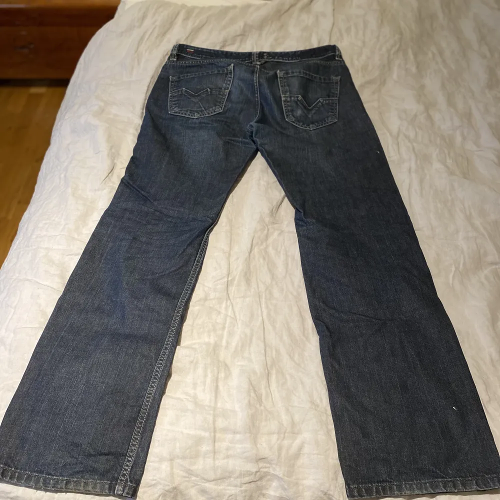 Snygga diesel jeans för män, men funkar oxå för kvinnor. Wide o är för långa på mig (172cm). Jeans & Byxor.