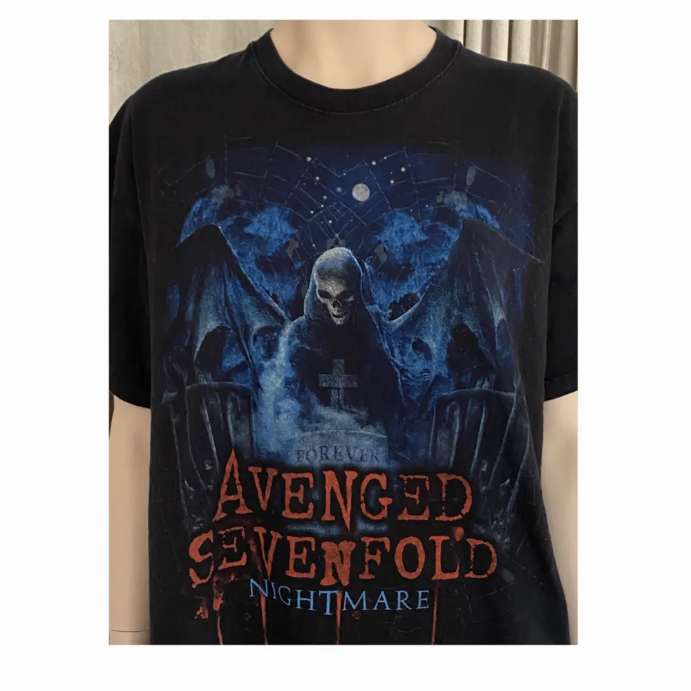 A7x t-shirt köpt i Stockholm ca 2012! Det är från deras Nightmare platta med foREVer tribute till The rev på gravstenen! Den har använts några gånger men 13-åriga jag tog förvånansvärt bra hand om den så trycket är i fint skick för att vara 11 år gammalt!. T-shirts.