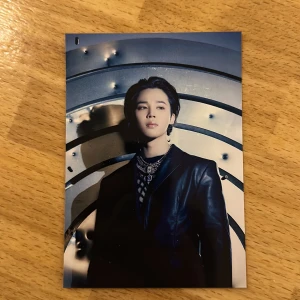 Jimin postcard - Säljer den för 100 + 15 frakt. Fick den som preorder med en bts album. Men kan gärna treada med itzy(yuna,yeji,ryujin) eller blackpink jennie eller lisa. Kan också diskutera priset! Finns också av J-hope