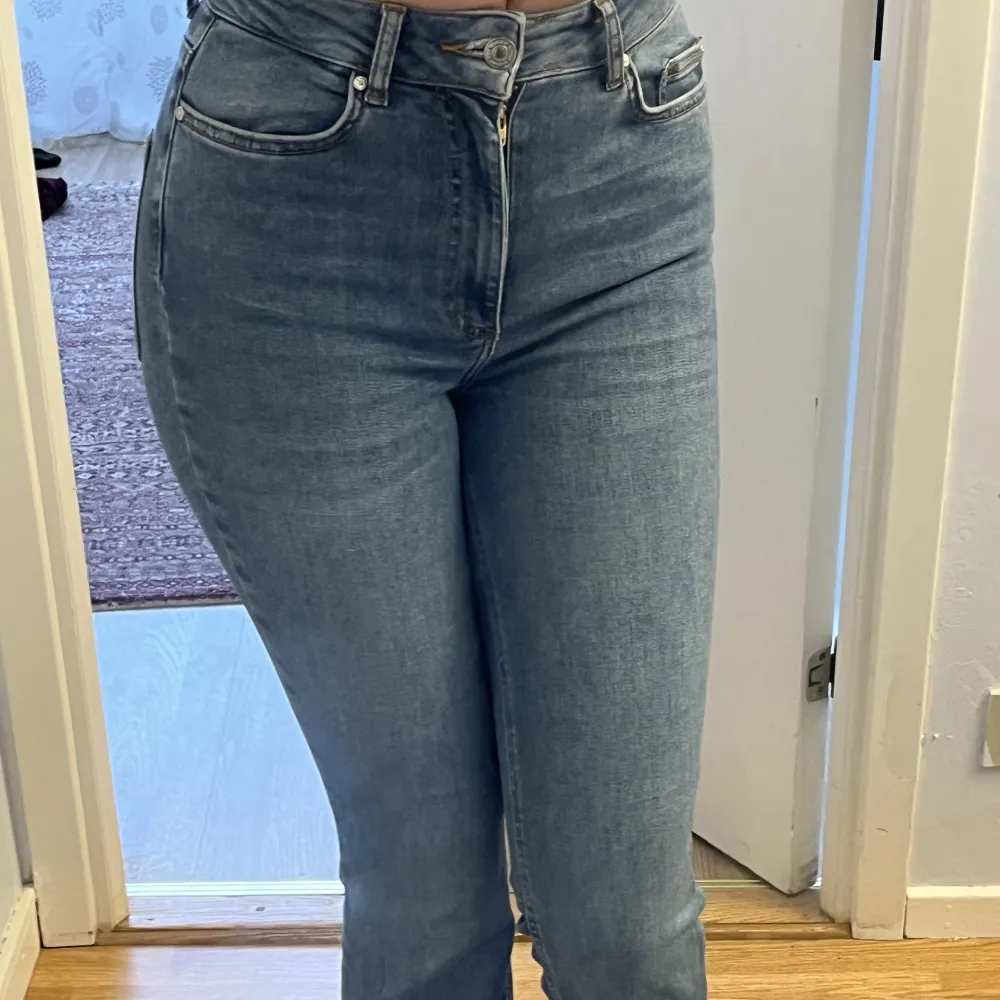 Utsvängda jeans köpta från Cubus, sitter superbra på mig men de är tyvärr lite för korta för mig. Köpta för 699 kr, de är precis som nya. Inga alls defekter. Jätte stretchiga. Har vanligtvis S på jeans men denna är i XS.. Jeans & Byxor.