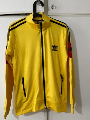 Adidas dress  - Adidas dress i storlek S  Liten i storleken passar barn i ca storlek 158. Passar 10-11 åringar.  Helt ny och oanvänd.