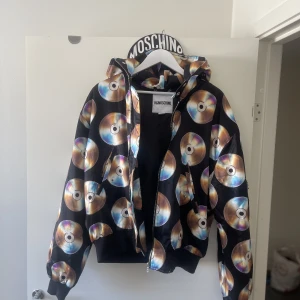 Moschino x HM - Exclusiv Moschino jacka för samlaren