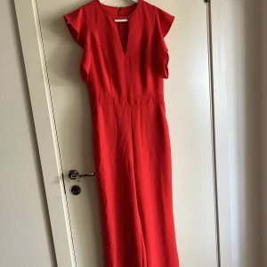 Jumpsuit/byxdress - Helt oanvänd jumpsuit med lappen kvar. Långa ben! Ge gärna egna bud om pris inte passar. Är öppen för förslag!