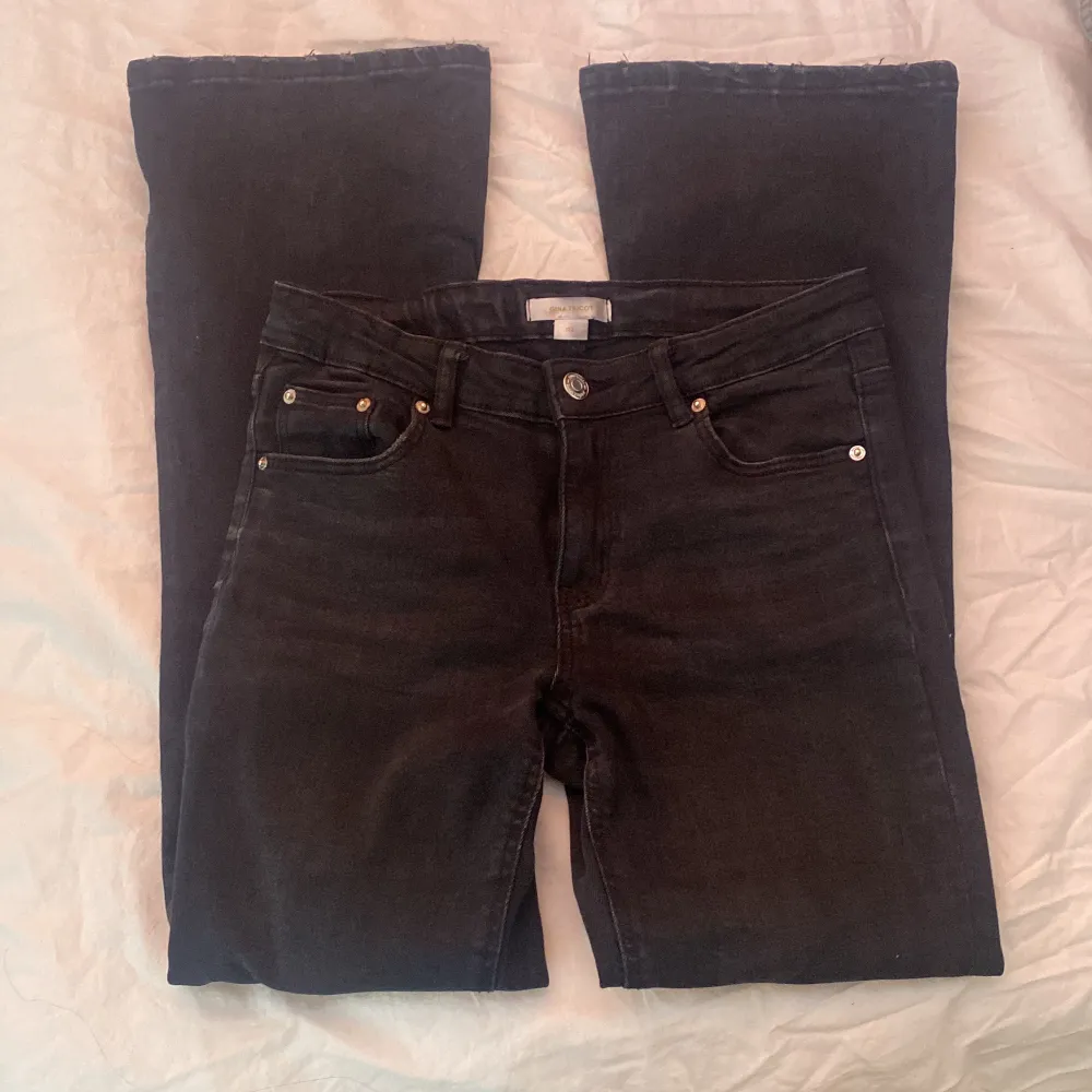 Low waist jeans från Young-Gina💗 dom är slutsålda på hemsidan.  säljer på grund av att dom är för små för mig💗. Jeans & Byxor.