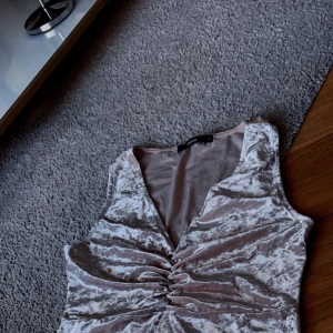 Body - Fin body i sammet, oanvänd endast provad och tvättad.  Ljusrosa färg.