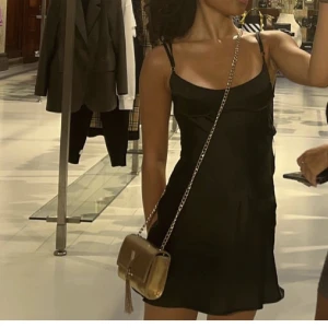 Svart satinklänning - (Lånade bilder) Satinklänning från zara med öppen rygg i strl m men passar även s (den på bilden är xs), spårbar frakt 60kr💕