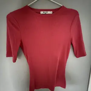 Säljer denna assnygga röd/rosa t-shirten ifrån NAKD. Storlek XS men passar även S
