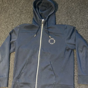 Hugo boss tröja  - Säljer min Hugo boss luv tröja, tröjan är bra stick och knappast använda sen köpet 