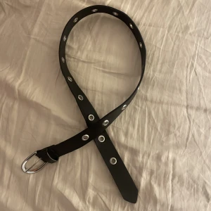 Skärp - Säljer detta skärpet som varit en stor favorit i min garderob. Det är 75 cm långt skulle säga att det passar runt XXS (ungefär)