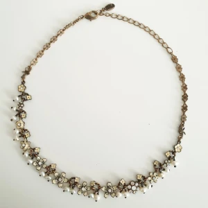 Vintage halsband - 🌸FÖRST TILL KVARN🌸 En av mina absolut favoriter. Super gulligt och unikt halsband från danska märket Pilgrim. Har fina krämvita blommor och pärlor, små kristaller och fåglar. Perfekt för cottagecore eller fairycore. 145kr +frakt