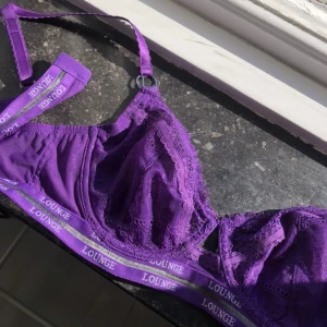 Lounge bh  - Lila lounge bh i storlek 80B. Aldrig använd då den tyvärr inte passar mig. 